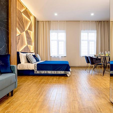 Central Family Boutique Apartments 2 リヴィウ エクステリア 写真