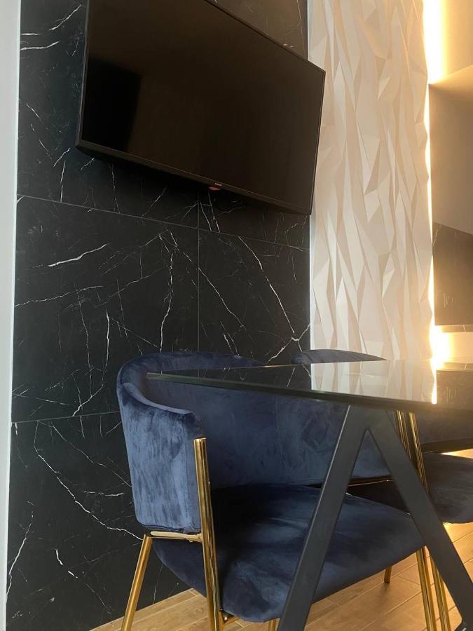 Central Family Boutique Apartments 2 リヴィウ エクステリア 写真