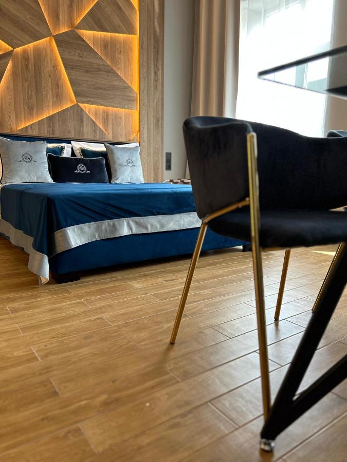Central Family Boutique Apartments 2 リヴィウ エクステリア 写真