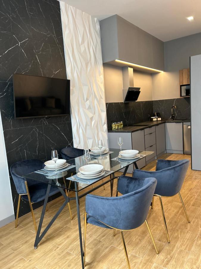 Central Family Boutique Apartments 2 リヴィウ エクステリア 写真