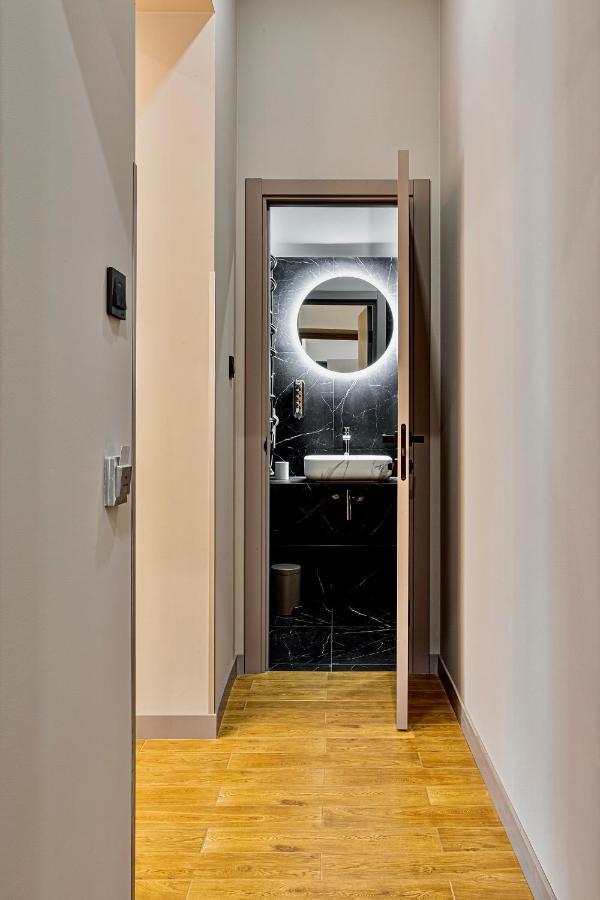 Central Family Boutique Apartments 2 リヴィウ エクステリア 写真