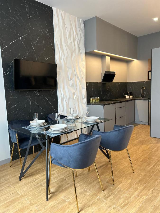 Central Family Boutique Apartments 2 リヴィウ エクステリア 写真