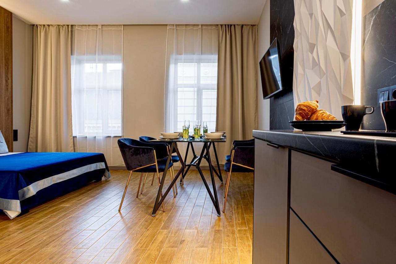 Central Family Boutique Apartments 2 リヴィウ エクステリア 写真