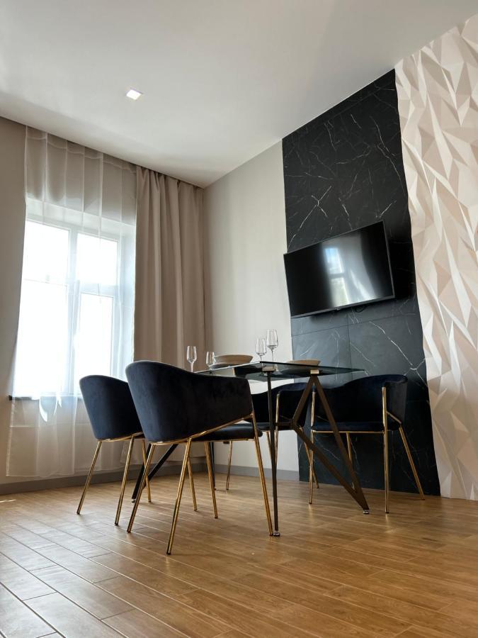 Central Family Boutique Apartments 2 リヴィウ エクステリア 写真