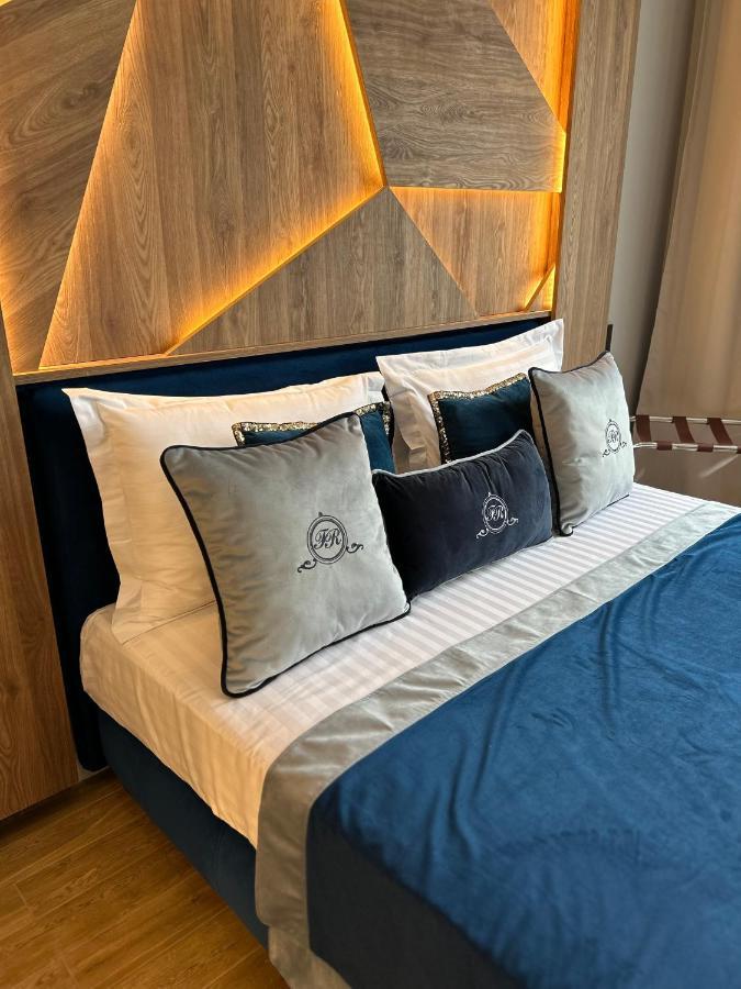 Central Family Boutique Apartments 2 リヴィウ エクステリア 写真