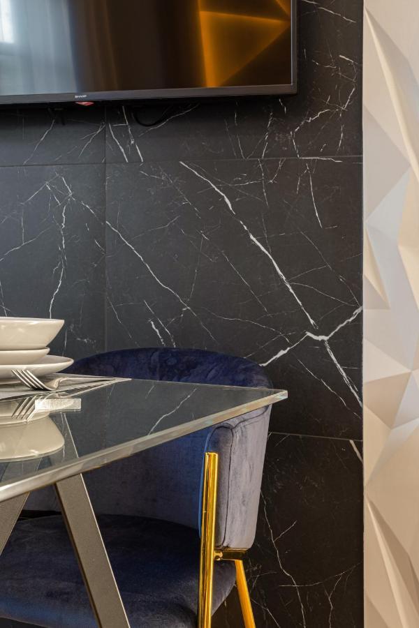 Central Family Boutique Apartments 2 リヴィウ エクステリア 写真