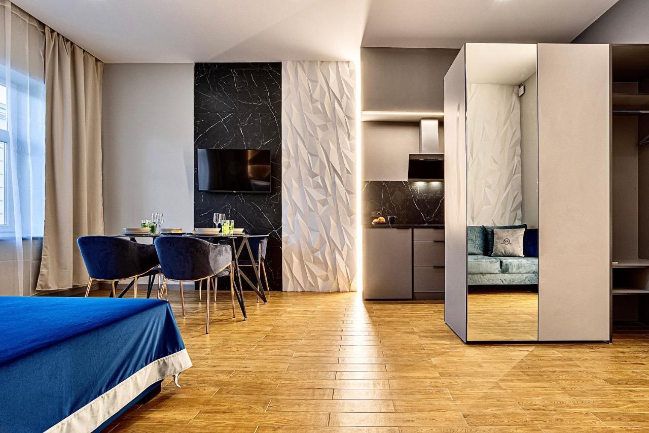 Central Family Boutique Apartments 2 リヴィウ エクステリア 写真